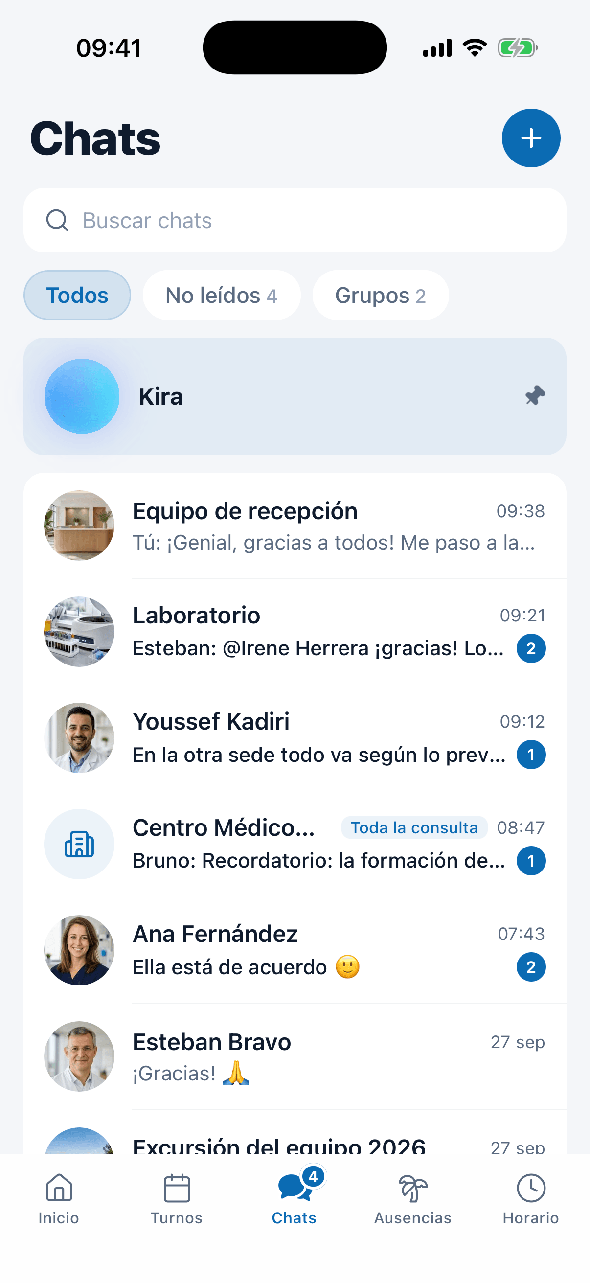Lista de chats con grupos y mensajes directos en la app de medishift