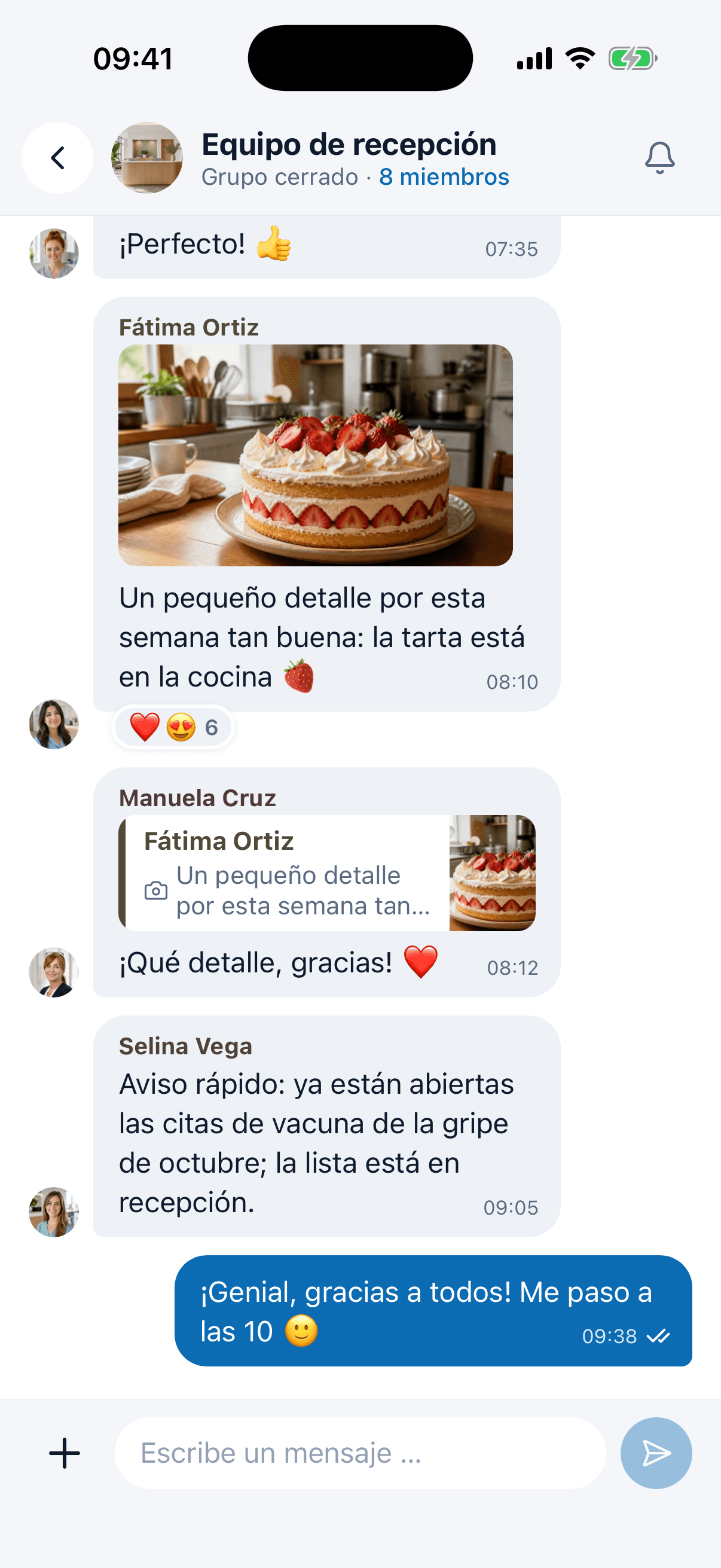 Chat de grupo con una mención, una cita y reacciones en la app de medishift